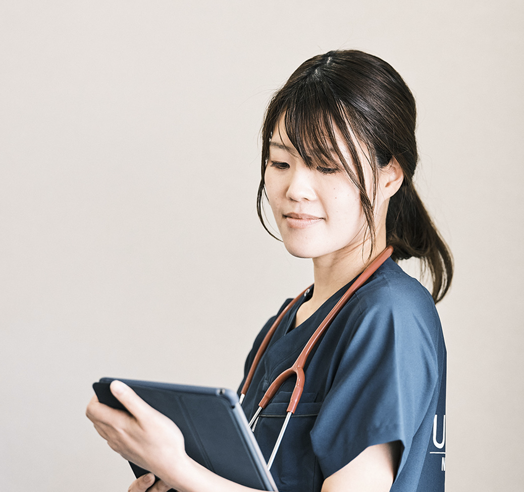 記録を確認する看護師