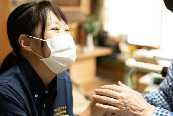 手を取り合う看護師